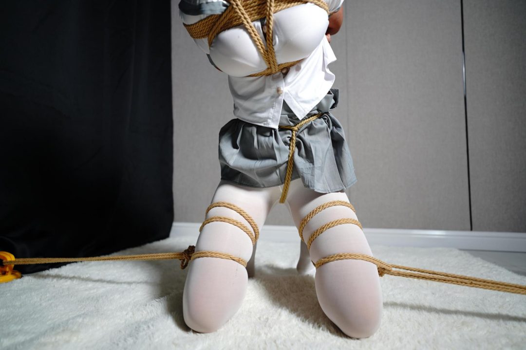 白丝袜与水手服妹妹的绳缚调教历险记-11