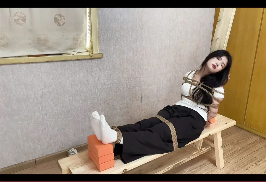 执法人员擒获嫌疑人后，竟采用老虎凳这种残酷手段逼取口供，最终将嫌疑人掐到在老虎凳上昏迷不醒-7