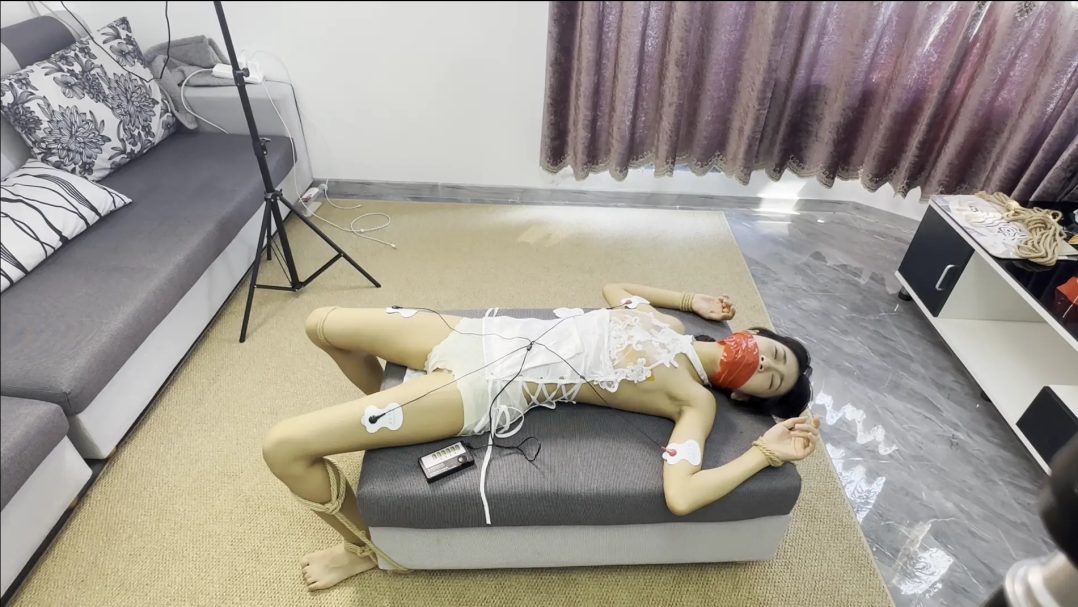 模特主动要求体验的捆绑 四肢禁锢捆绑沙发上 胶带缠嘴 长时间挠脚心到流眼泪 鞭打 电击片-5