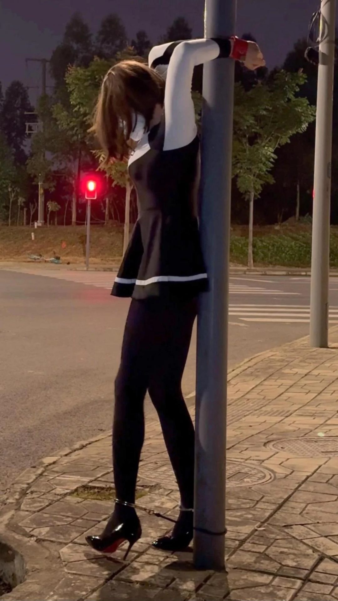 手脚头顶背铐在红绿灯上SubM-4