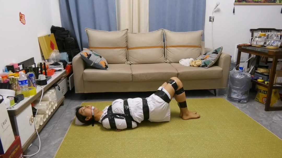 女护士被胶带丝袜多层包裹-1