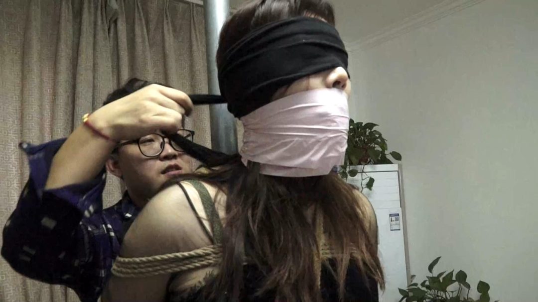 逍遥订制 —高挑模特被丝袜套头绳索层层缠绕绑在柱子上+紧密驷马捆绑，高跟鞋绑脸羞辱-6