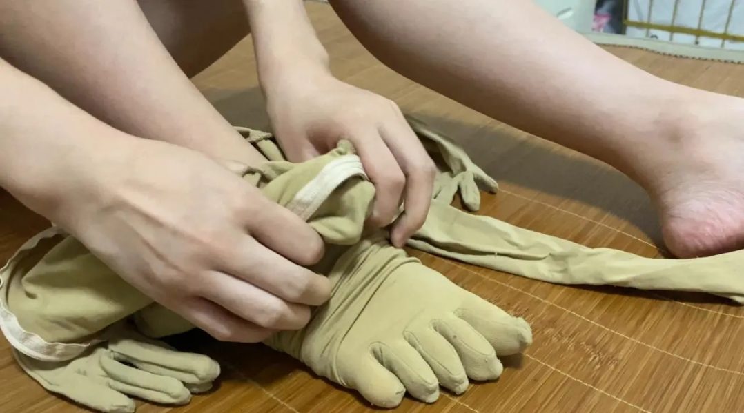 久违了zentai，就用全包的方式让大家看下小晓日常生活下的样子吧，户外穿全包露出，吸引路人眼球寻求刺激感-2