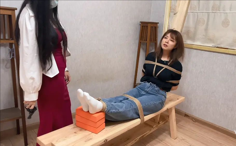 美女审问 捆绑 动用 酷刑 tk 拖鞋 白袜子 老虎凳-3