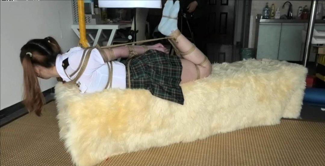 双马尾大一女生周颖绳艺初体验，极限直臂驷马，口球、棉袜堵嘴、TK测试，青涩的少女、忐忑的心，肉肉的丫丫很可爱。-4