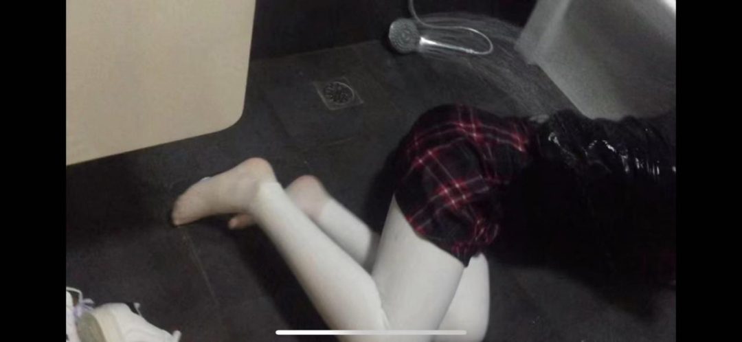 蹂躏双马尾白丝萝莉 浑身弄脏 打滚 踩踏-7