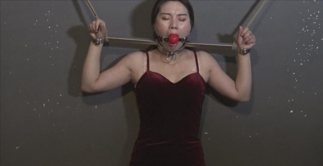 《劫持》 下集 美女被劫匪劫持到自己里，百般蹂躏，最后被固定站立靠在墙上-5