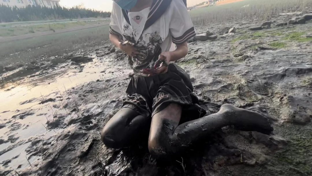 新人模特jk白丝臭水沟玩水玩泥弄脏-1