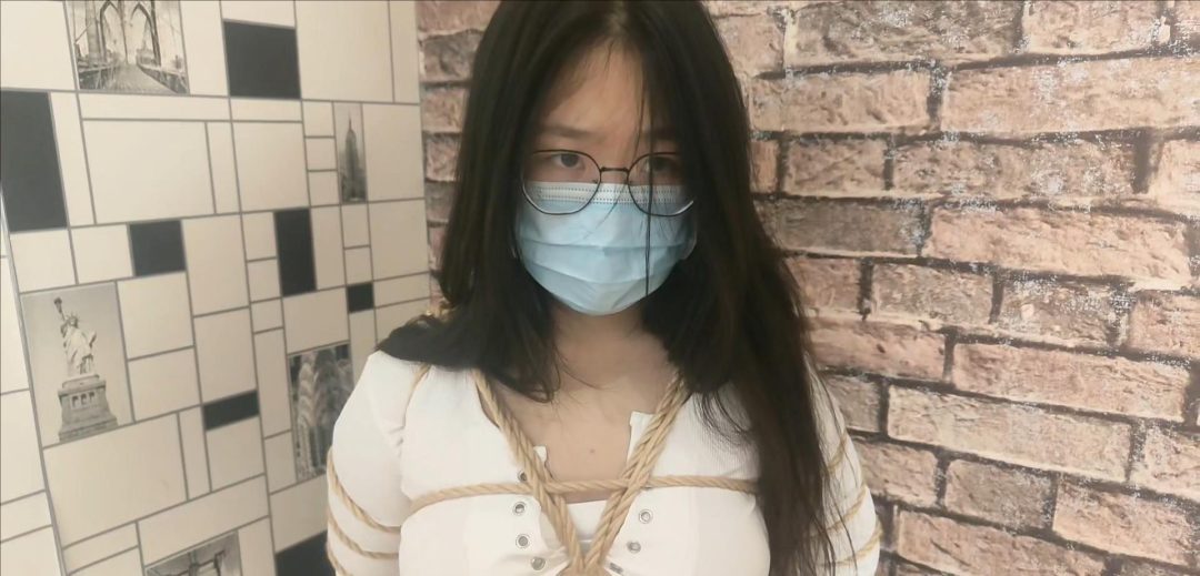 新来的小M小鱼 胸大 戴眼镜巨反差 真空拍摄 喜欢刺激玩法-1
