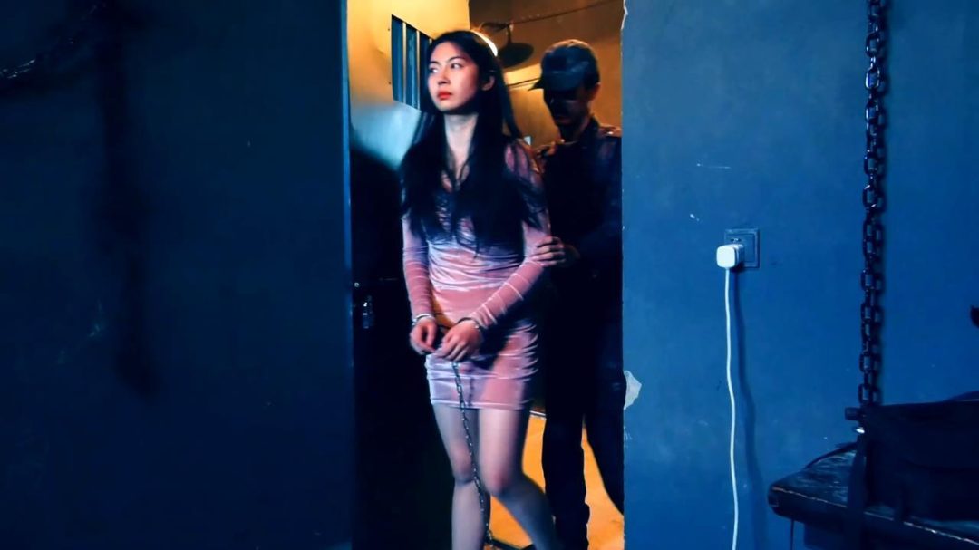 四集法制连续剧《绞刑之下的死囚 》 第二集 给美女死刑犯砸死镣禁锢-7