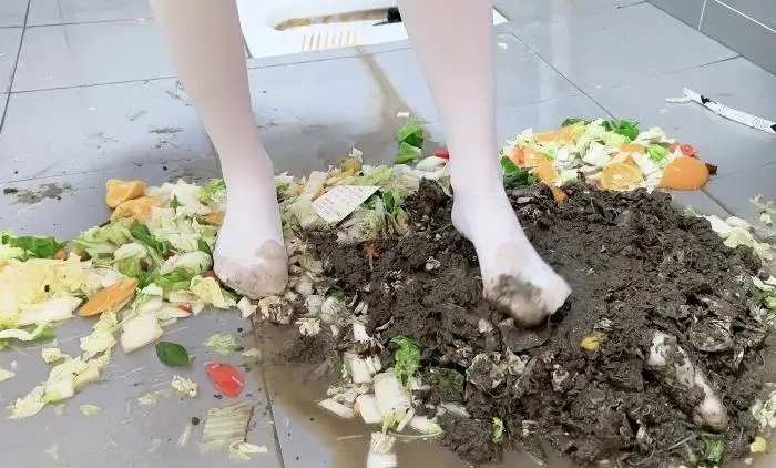 lolita白丝浴室垃圾堆泥巴重口调教-3