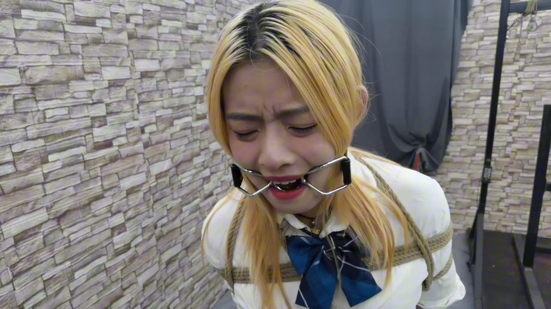 JK少女被抓获,宁死不供出团伙,那就让其尝尝脚钉的厉害.-7