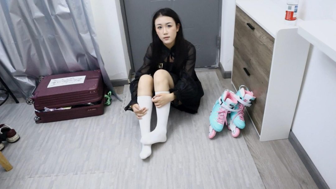 家教老师可儿轮滑户外玩耍挠白袜脚TK 白袜轮滑鞋为主！-8