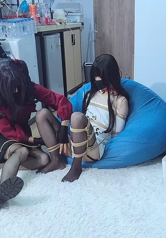 居家休闲装萝莉和地雷女的游戏(伪百合)-5