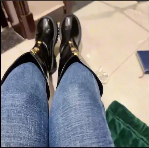 被闺蜜暗算挠脚心-2