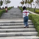蹦跳训练 脚绑起来 蹦着上下台阶 增加难度蹲着慢慢蹦 慢慢向前走动 中间好几次差点摔倒路人看到模特做这些奇怪的动作，异样的眼光 心里害怕 刺激心血来潮 无比的激动 真的怕他们来问这是在干什么