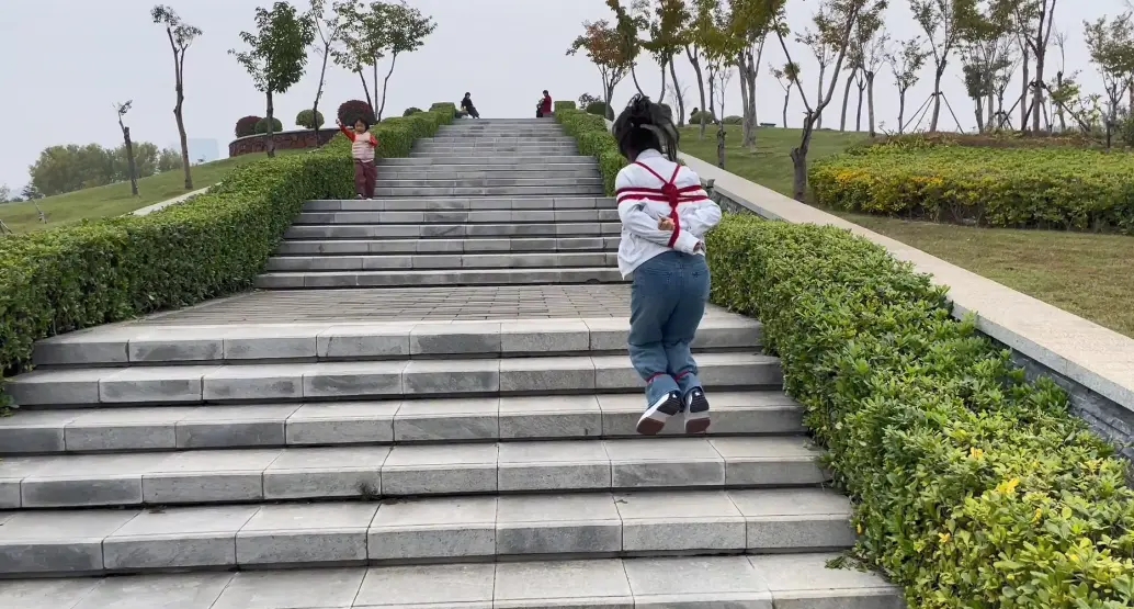 蹦跳训练 脚绑起来 蹦着上下台阶 增加难度蹲着慢慢蹦 慢慢向前走动 中间好几次差点摔倒路人看到模特做这些奇怪的动作，异样的眼光 心里害怕 刺激心血来潮 无比的激动 真的怕他们来问这是在干什么-1