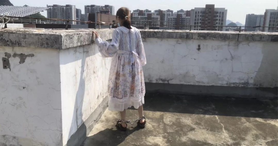 【琳媚】定拍 天台镣铐LOLITA 极品大白脚 走路晃悠脚疼抚摸扯链子（二）-2