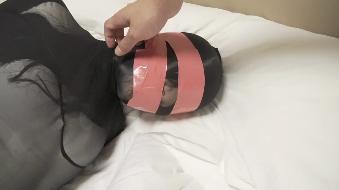 00后美女胶带堵嘴，黑丝丝袜全包木乃伊，全身挠痒挣扎！-6