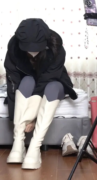 逃课试穿靴子-1