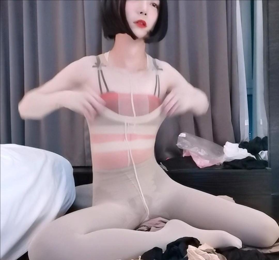 挑战穿超多丝袜，丝袜全包木乃伊-3