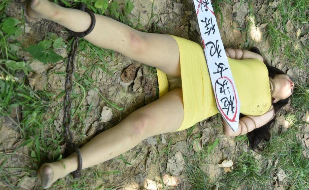 MJ影视 被押赴刑场的吊带美女-8