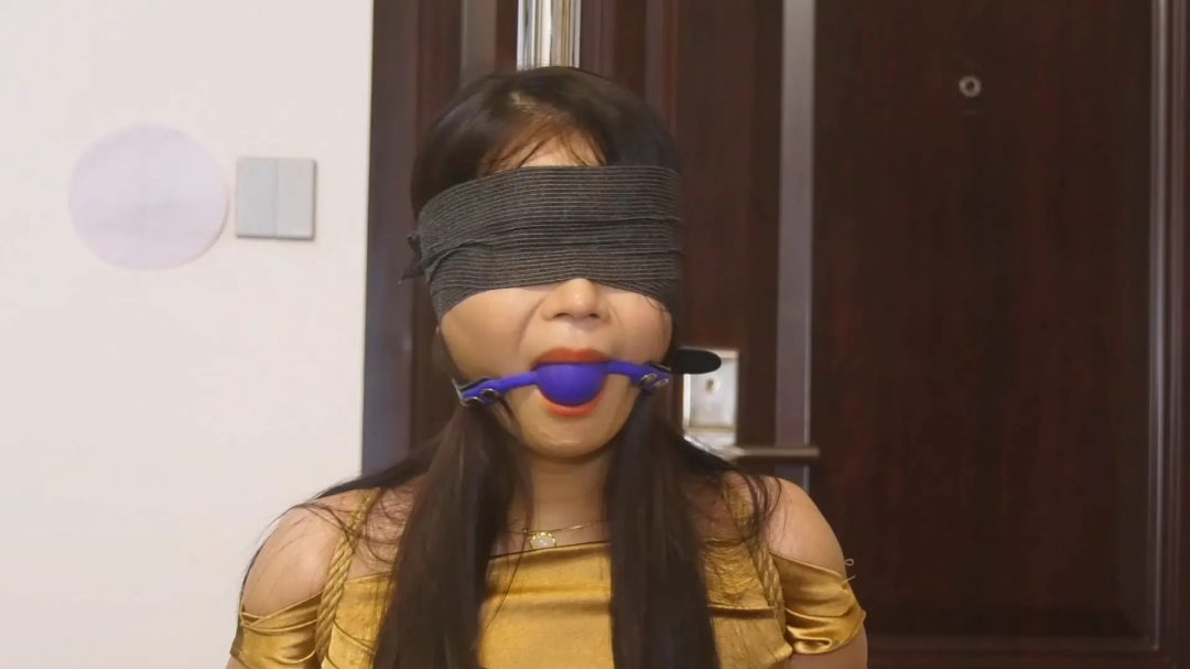 定拍转公映《女大学生被囚禁》 下集 女大学生女挣脱捆绑用计谋把女变态拿下捆绑-15