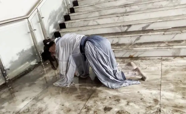 汉服白丝少女地库男厕所打滚弄脏-3