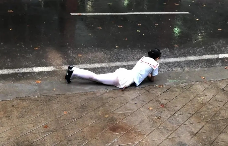 暴雨天白丝萝莉雨中马路打滚玩泥-4
