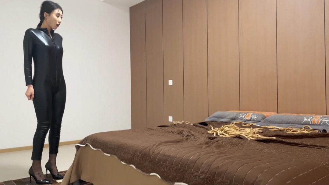 【云雀定拍】《不自量力的女飞贼 下》女飞贼道行太浅惨遭女特工反擒,被K9犬缚遛狗羞辱,最后被超紧驷马调教后彻底沦为女工的奴隶-1 【云雀定拍】《不自量力的女飞贼 下》女飞贼道行太浅惨遭女特工反擒,被K9犬缚遛狗羞辱,最后被超紧驷马调教后彻底沦为女工的奴隶-1