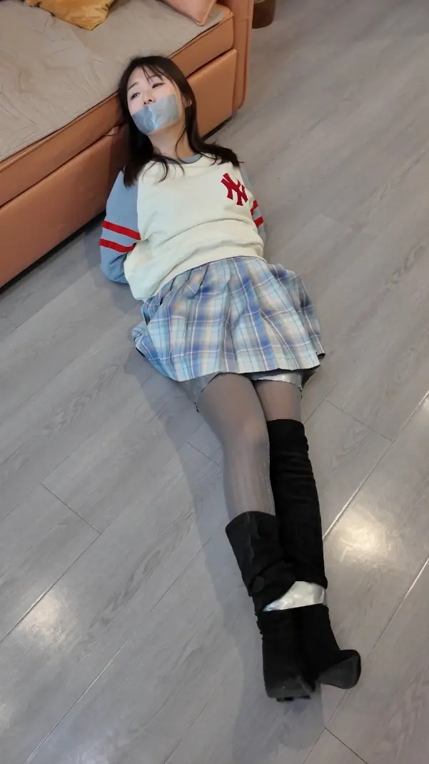 独居姐姐惨遭入室绑架 胶带封嘴封眼被坏人玩弄（上）-1