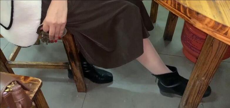 周涵戴铐外出就餐-2