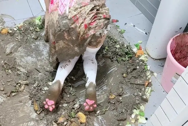 lolita白丝浴室垃圾堆泥巴重口调教-6