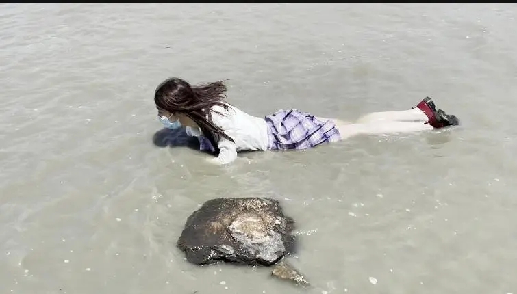 白丝jk女海边滩涂玩水弄脏-2