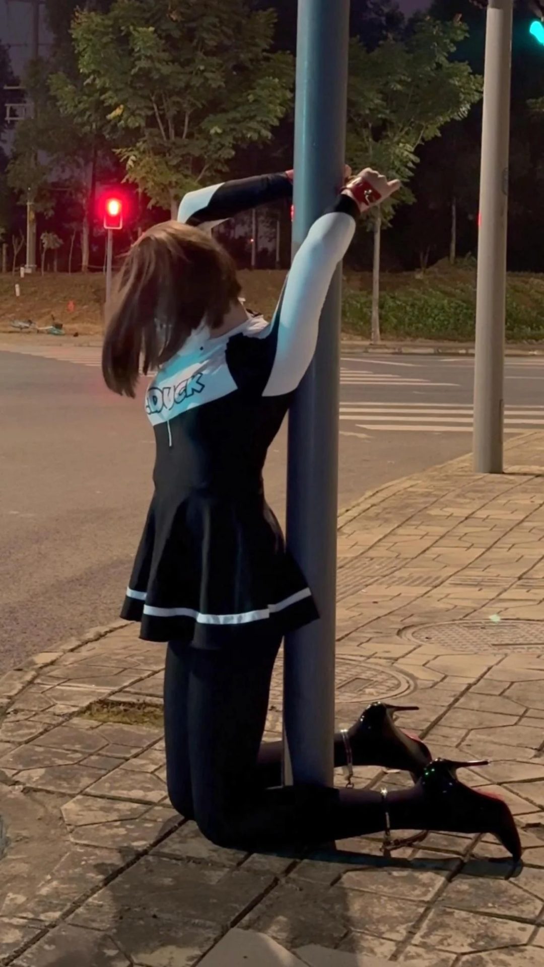 手脚头顶背铐在红绿灯上SubM-2