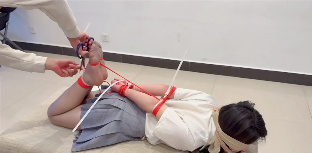 人性的考验 捆绑 双脚绑 堵嘴 蒙眼睛 胶带-6