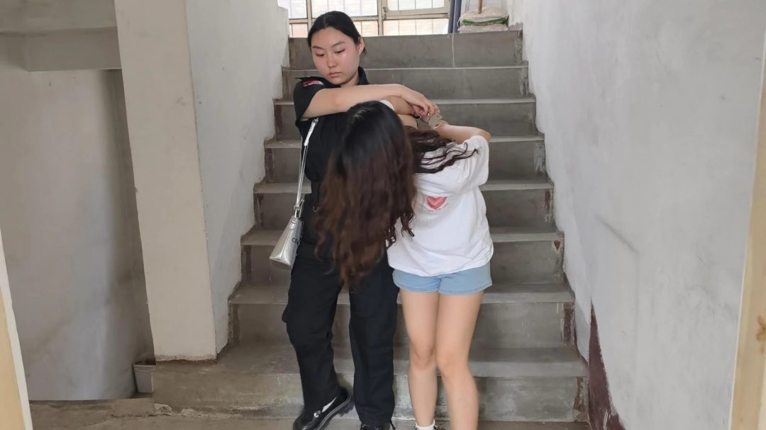 【忘忧社工作室】难忘的毕业论文_妹妹大学毕业要写一篇关于女犯生活的论文，于是她想通过姐姐的关系去监狱体验一下，没想到姐姐因公外出，妹妹被姐姐的同事误认为是罪犯，被好一顿收拾，带重脚镣，驷马铐起来-3
