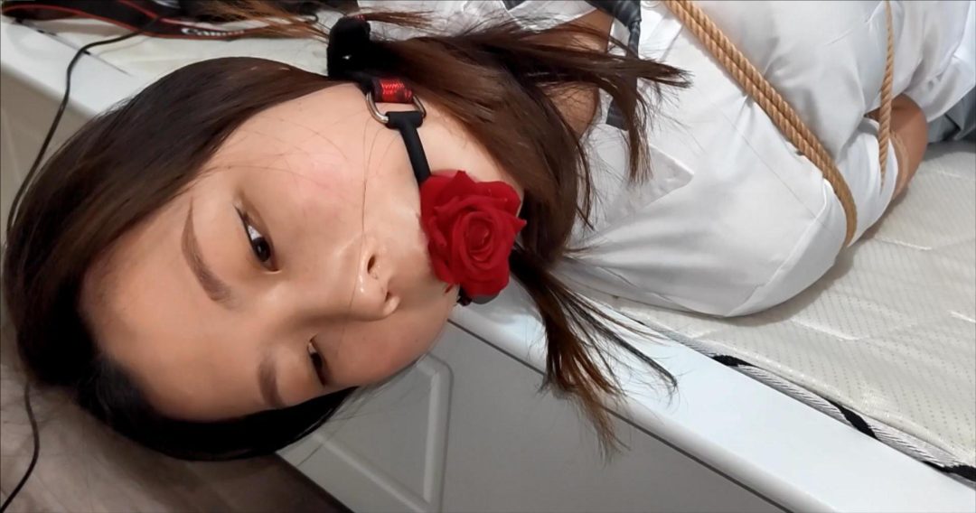 女主管的特殊促单体验第一季：JK、白袜、口球、凶狠的后观音驷马、第一次被如此玩脚的感觉很无奈-8