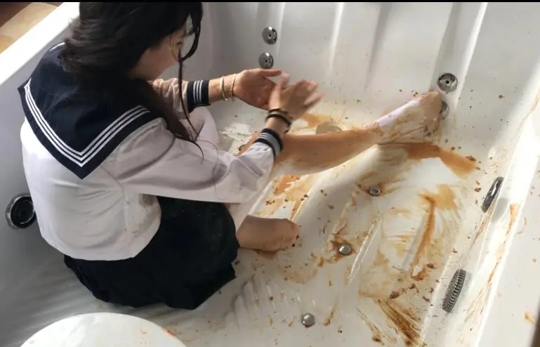 白丝水手服软妹食物涂满全身 生鸡蛋洗头发-3