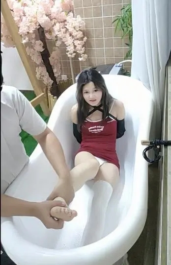 清纯女大约绑风波（嘟嘴的样子很好看）五花大绑+脱白丝+皮革拘束+裸足tk+捆绑调教-4