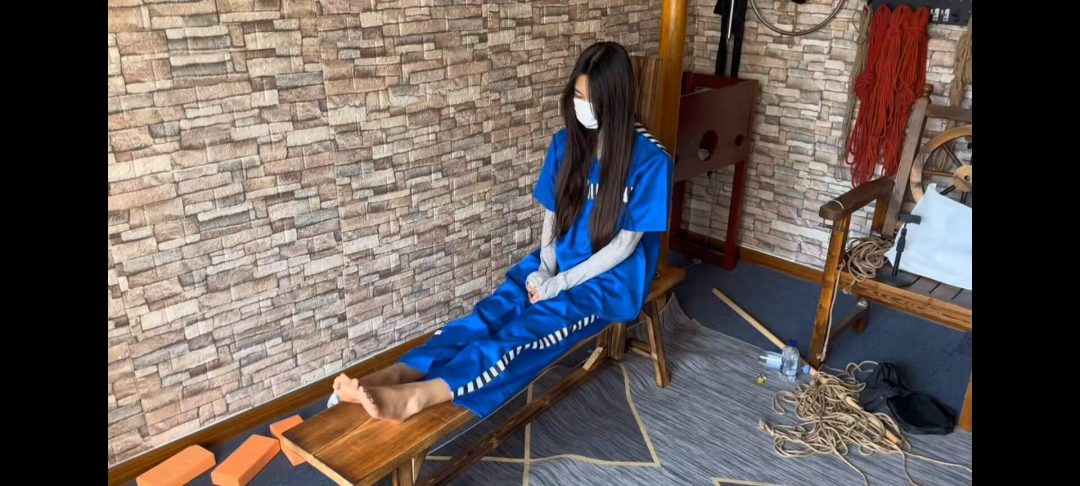 蓝衣女囚犯老虎凳镣铐-6