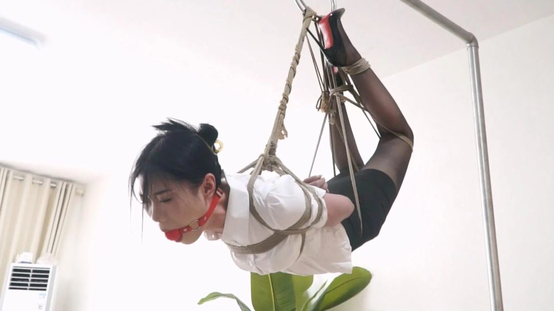 逍遥定拍：翻拍经典老片《受罚》 犯错的女秘书韩玉被悬空吊起放置接受惩罚-4