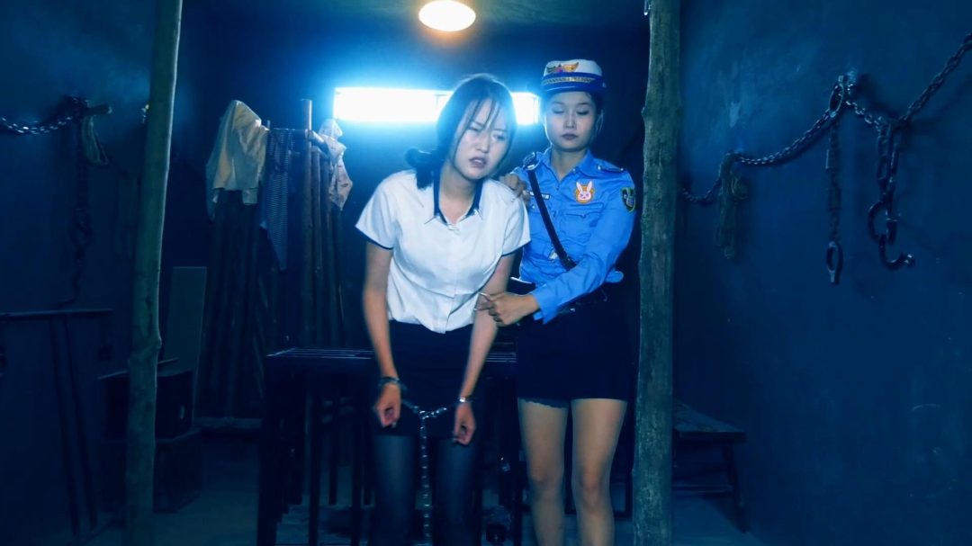 新片《红颜丽人不归路（绞刑篇）》 下集 郭艳年纪轻轻犯杀 人被捕后不老实交代自己的犯罪过程，钉死镣 最后执行绞刑-1
