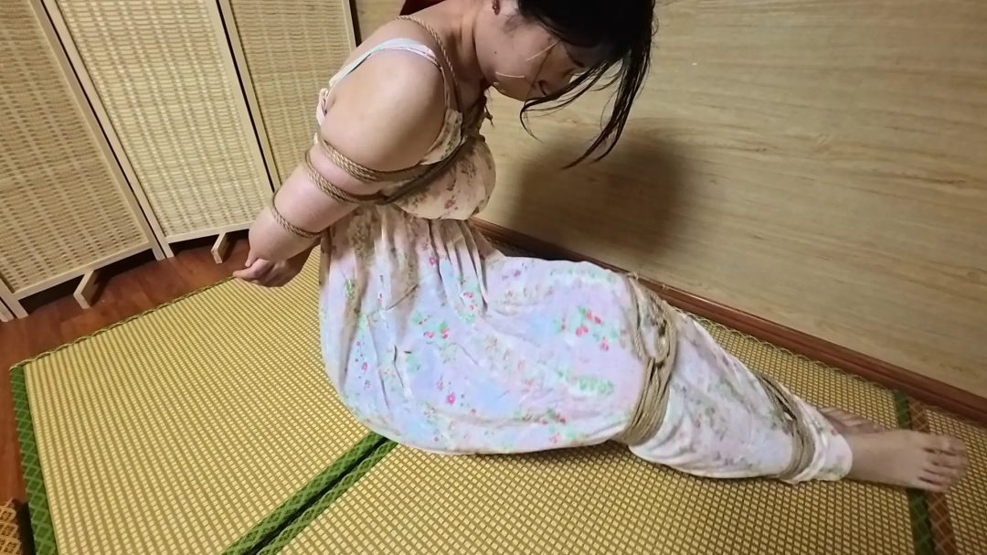 【川川】碎花裙后手缚绳子并腿捆绑-3