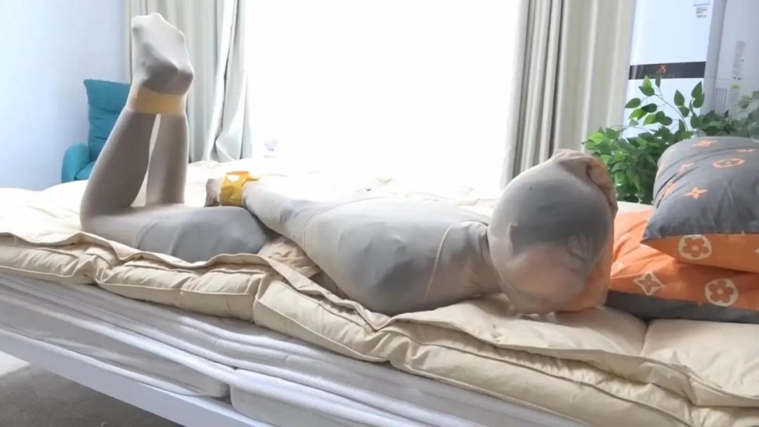 黑丝职业装美女被入室劫匪丝袜全包~！-4