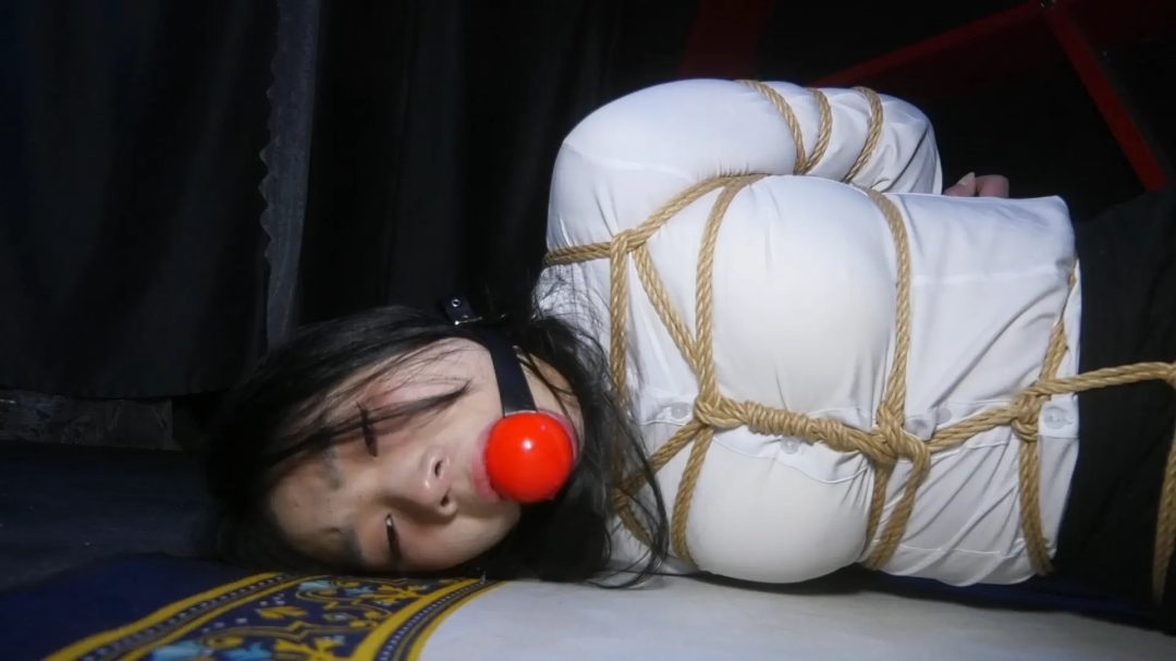 女M被戴上超级大口球-6