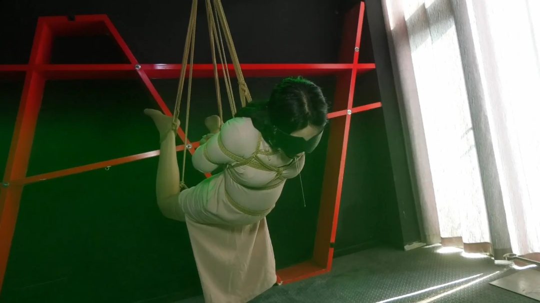 把女M吊起来玩弄-4