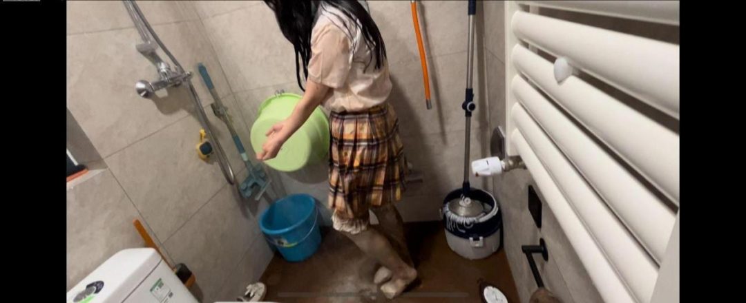 白丝jk妹子踩粘稠物体，浴室玩泥土巧克力-12