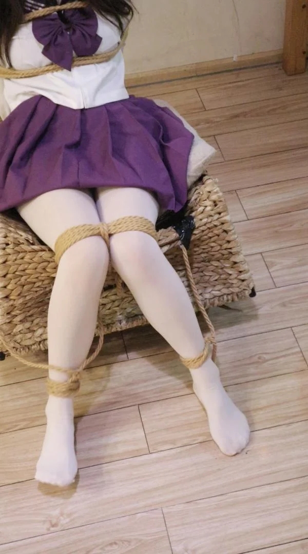 宅女鱼果儿被紧紧绑在木制摇摇椅子上脱逃失败记（这里是鱼果儿，是一个喜欢唱歌和挑战奇奇怪怪女孩子的宅女小窝~）-7