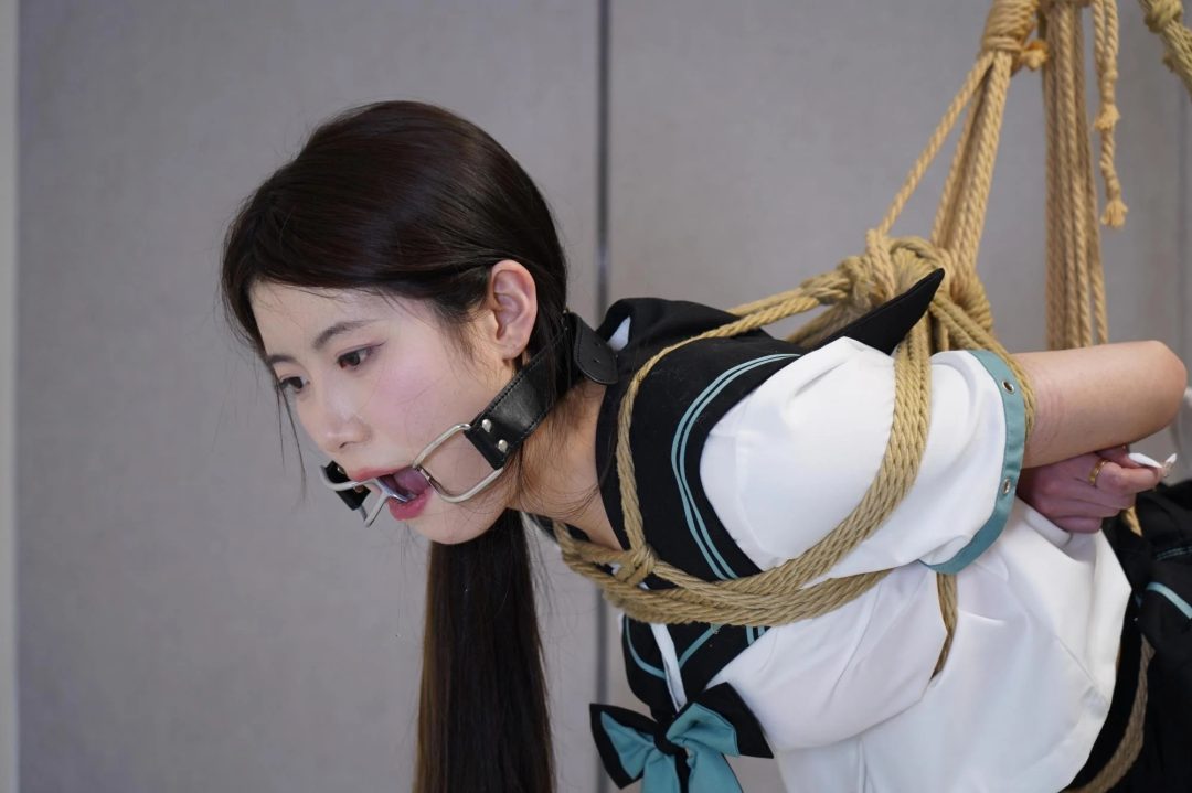 JK女神初次体验吊缚，挠痒口咖惩罚叠加，口水拉丝不断-3